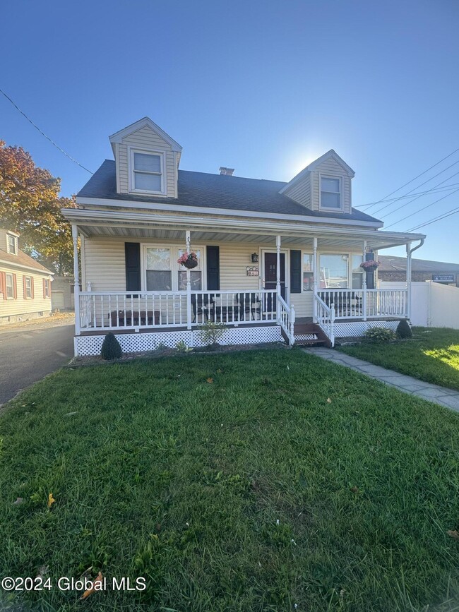41 Saratoga Ave-Unit -1st floor in Waterford, NY - Building Photo - Building Photo