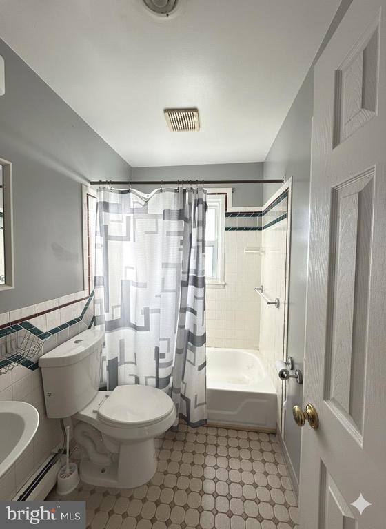 4311 Kenwood Dr in Woodbridge, VA - Foto de edificio - Building Photo