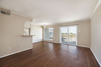 Zara Apartment Homes in Dallas, TX - Building Photo - Building Photo