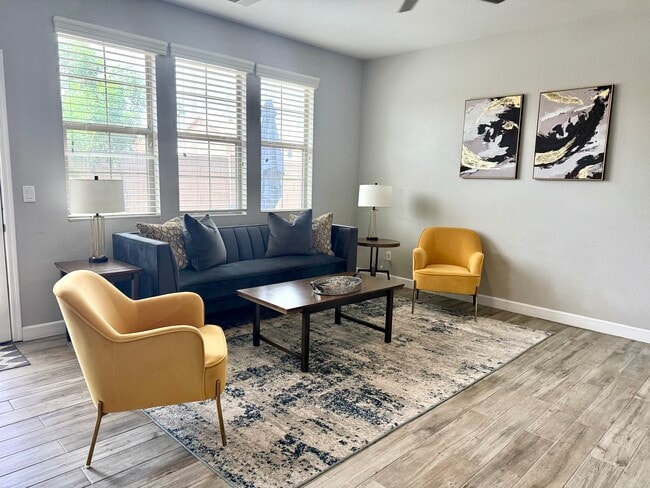 3708 E Kerry Ln in Phoenix, AZ - Foto de edificio - Building Photo