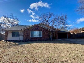 1330 Quail Run Cir in Bentonville, AR - Building Photo