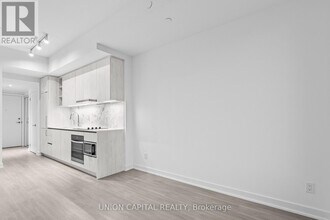 8 Wellesley St W in Toronto, ON - Building Photo - Building Photo