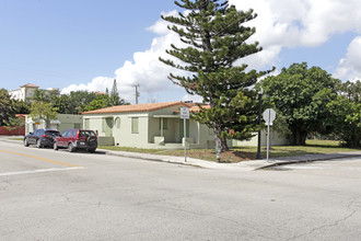 Sol Van Buren in Hollywood, FL - Foto de edificio - Building Photo