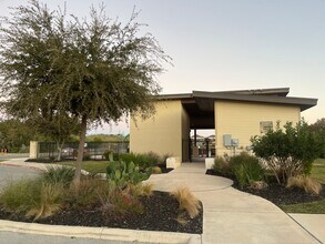 2038 Rhesus Vw in San Antonio, TX - Foto de edificio - Building Photo