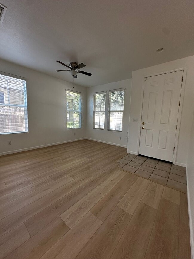 10173 Lofton Way in Elk Grove, CA - Building Photo - Building Photo