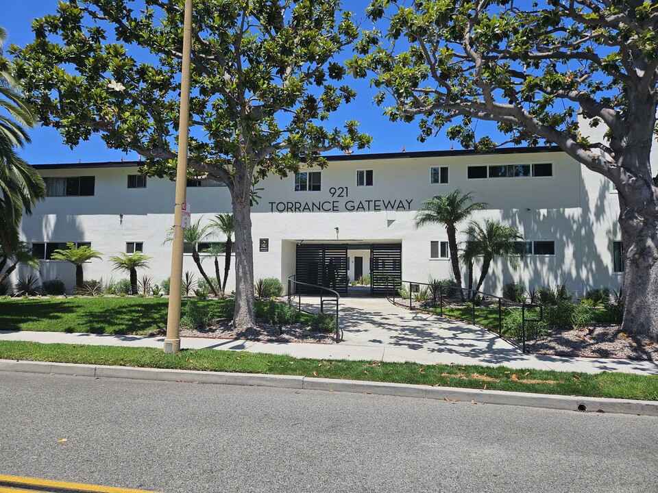 Torrance Gateway Apartments in Torrance, CA - Building Photo