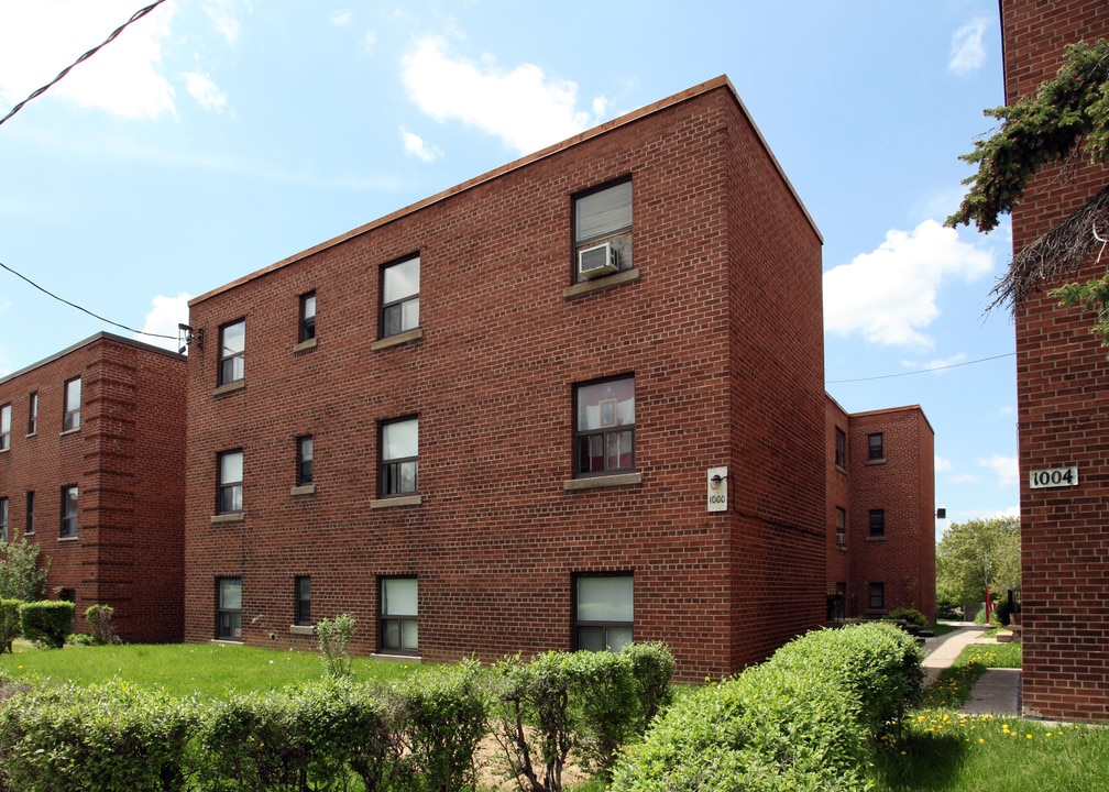 1000 O'connor Dr in Toronto, ON - Building Photo