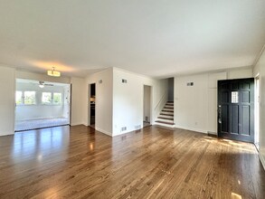 8011 Reinhardt Ln in Prairie Village, KS - Building Photo - Building Photo