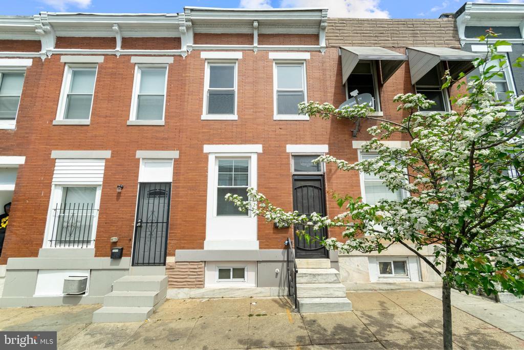 2906 E Monument St in Baltimore, MD - Building Photo
