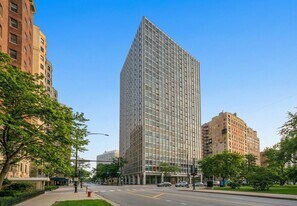 2400 N Lakeview Ave in Chicago, IL - Building Photo