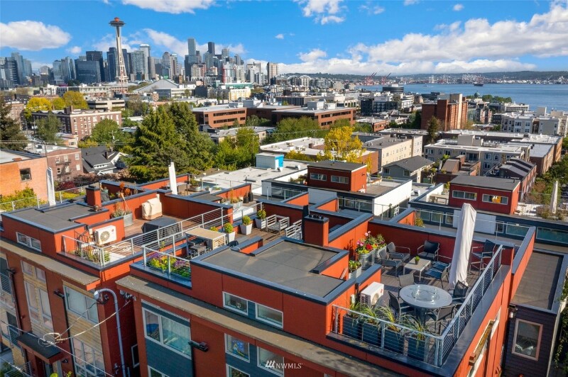 327 W Olympic Pl in Seattle, WA - Building Photo