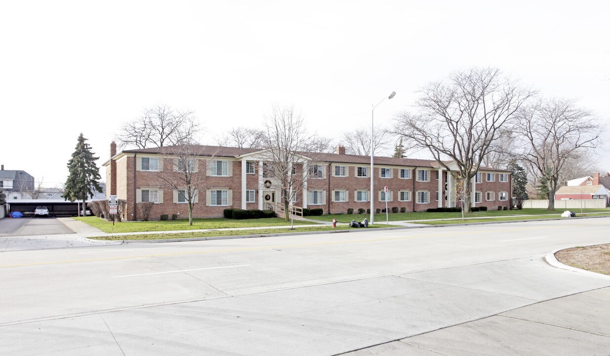 Villa Rose Apartments in St. Clair Shores, MI - Building Photo