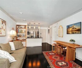 750 Kings Rd, Unit 325 in Los Angeles, CA - Building Photo - Building Photo