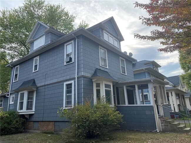529 Parsells Ave, Unit UP 2nd Floor in Rochester, NY - Foto de edificio - Building Photo