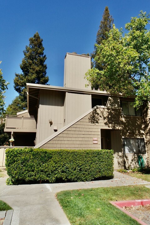 5462 Makati Cir in San Jose, CA - Building Photo