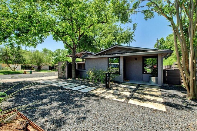 2015 Eaton Ln in Austin, TX - Building Photo - Building Photo