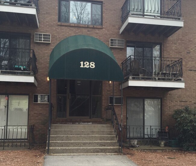 128 Mammoth Rd-Unit -#15 in Hooksett, NH - Building Photo - Building Photo