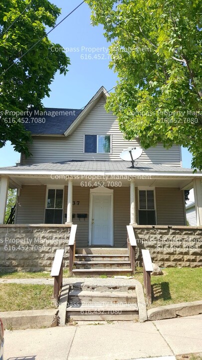 37 Grove St NE in Grand Rapids, MI - Foto de edificio