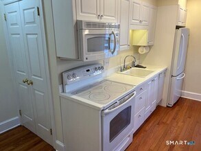 120 Woodland Rd in New Canaan, CT - Building Photo - Building Photo