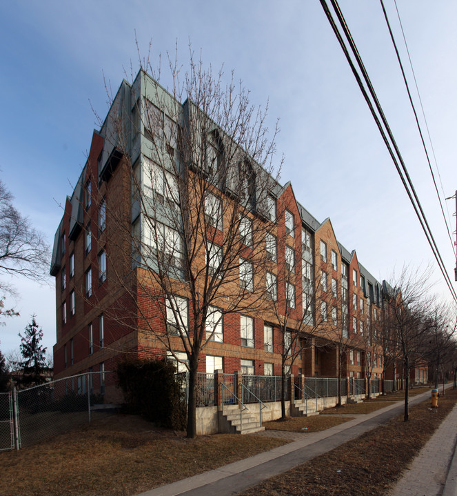 Roding Park Place in Toronto, ON - Building Photo