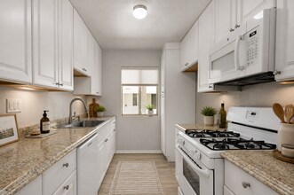 20134 Leadwell St, Unit 208 in Winnetka, CA - Foto de edificio - Building Photo