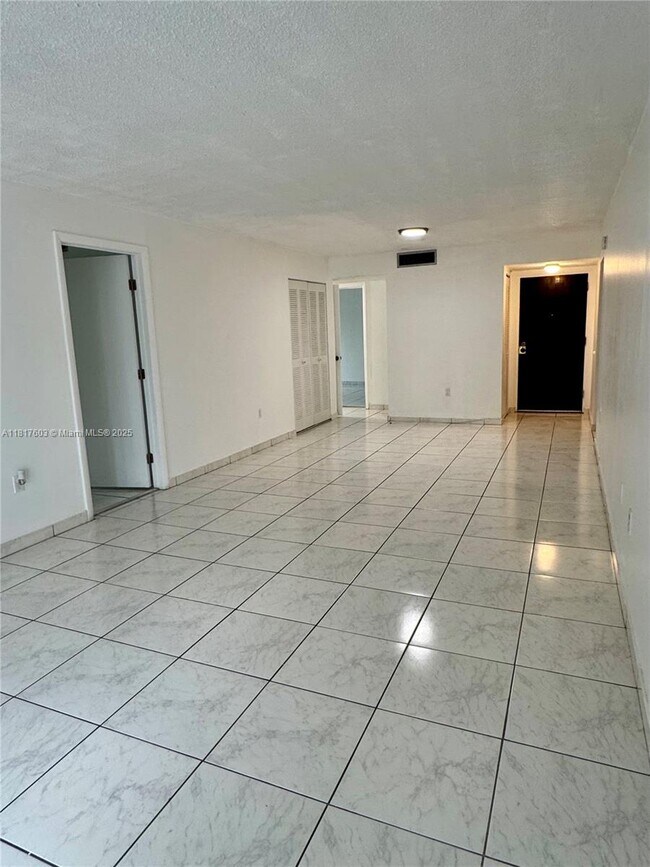 1900 Meridian Ave in Miami Beach, FL - Building Photo - Building Photo