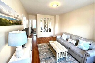 191 Coggeshall Ave in Newport, RI - Building Photo