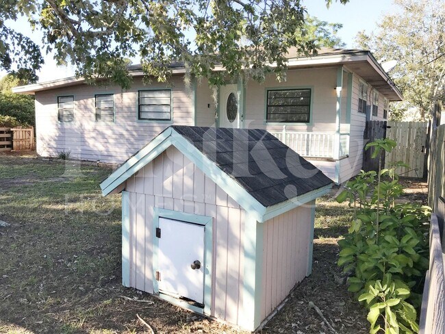 10070 Harris Ave in Apopka, FL - Foto de edificio - Building Photo