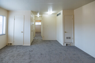 Abbeyshire Apartments in Cleveland, OH - Building Photo - Interior Photo