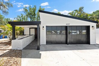 2257 Lake Dr in Dunedin, FL - Building Photo - Building Photo