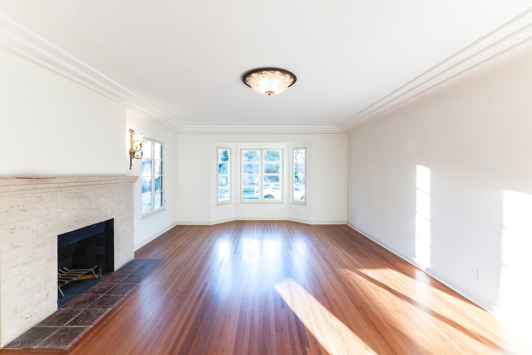 1064 S Genesee Ave in Los Angeles, CA - Building Photo