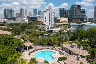705 Mainsail Dr in Tampa, FL - Foto de edificio - Building Photo