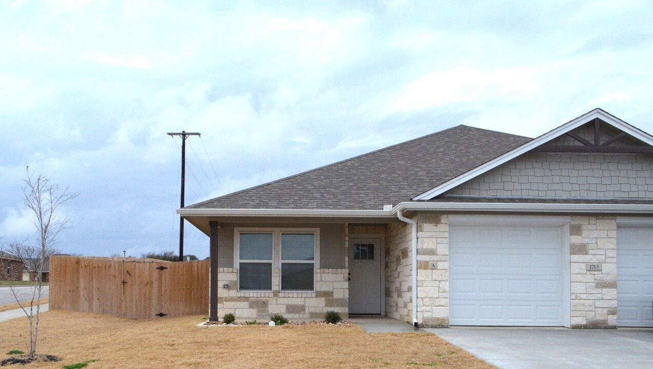 1713 Castroville Trl in Copperas Cove, TX - Foto de edificio