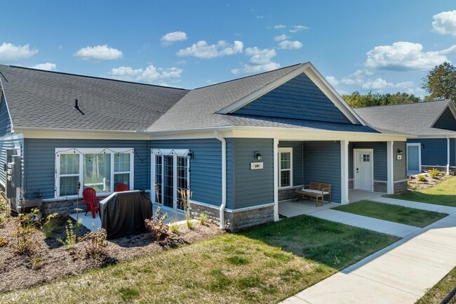 1818 W Mildenhall Dr in Oak Creek, WI - Building Photo - Building Photo
