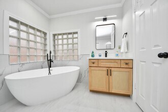 10003 Briarwild Ln in Houston, TX - Building Photo - Building Photo