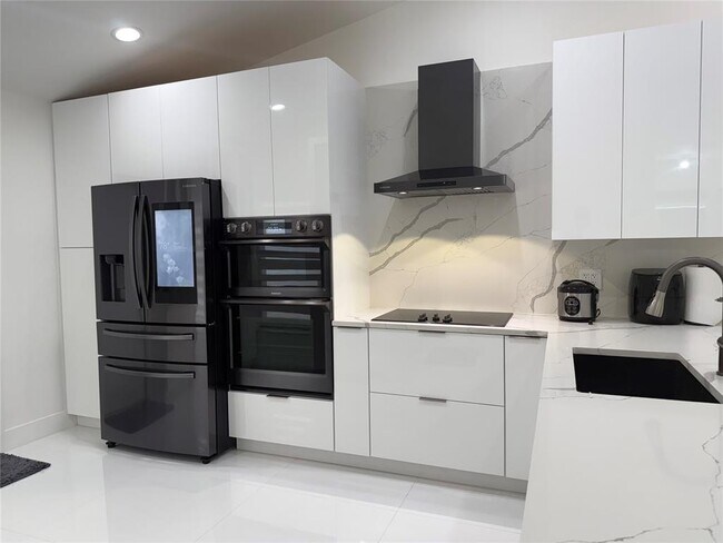 9020 NW 60th St in Tamarac, FL - Building Photo - Building Photo