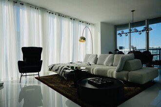 631 Brickell Ave in Miami, FL - Foto de edificio - Building Photo