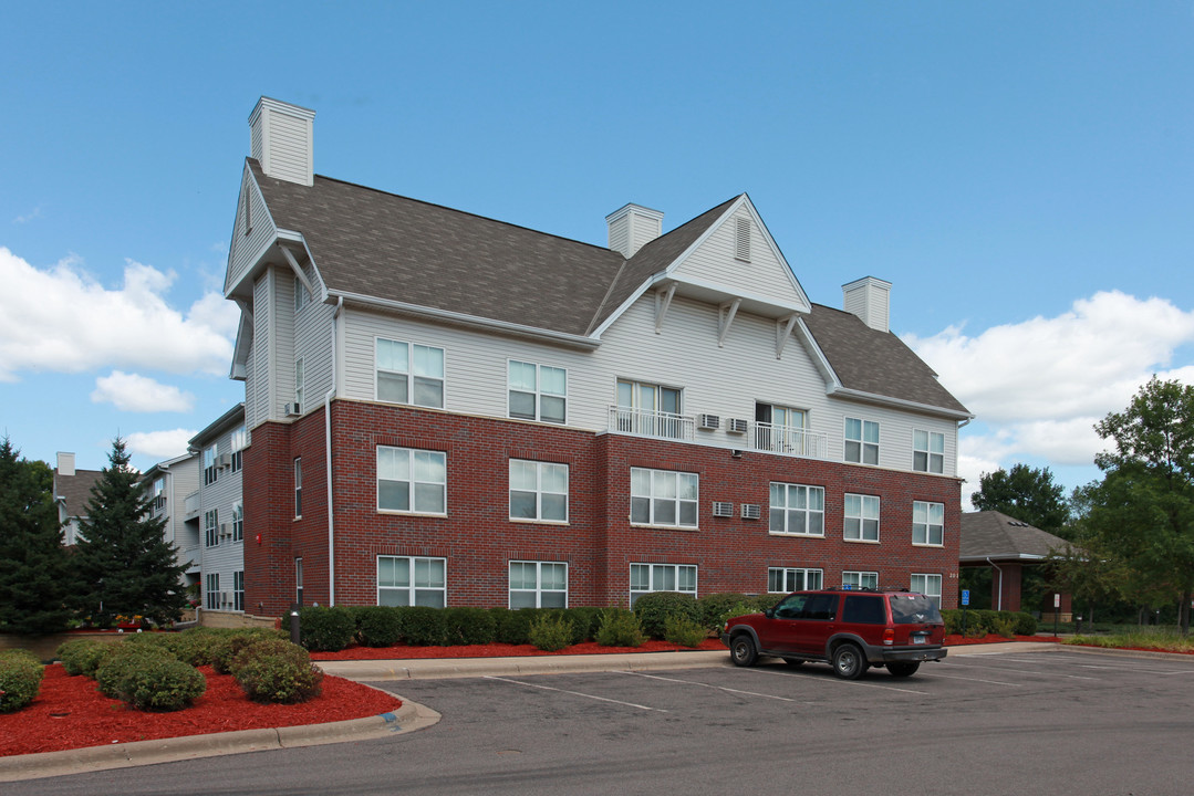 Mill Pond Gables in Champlin, MN - Foto de edificio