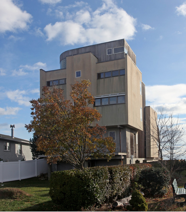 Cosey Beach Ave in East Haven, CT - Building Photo