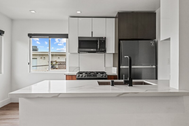 701 N Hill Pl in Los Angeles, CA - Building Photo