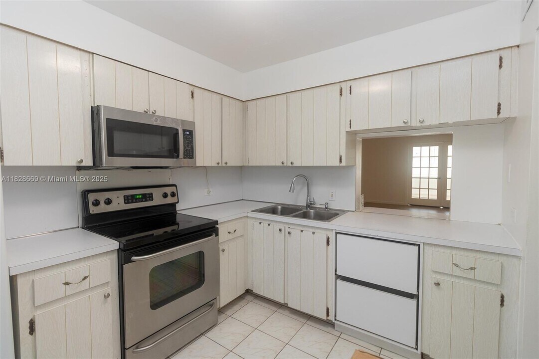 441 NE 195th St in Miami, FL - Building Photo