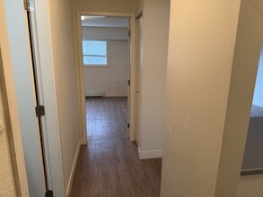 2626 Cook St in Victoria, BC - Building Photo - Building Photo