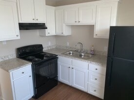 906 Magnusson Ave in Palacios, TX - Building Photo