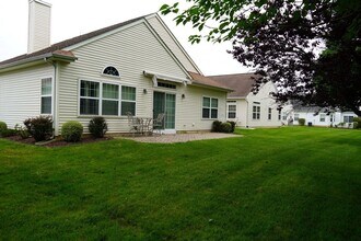 185 Valencia Dr in Monroe Township, NJ - Foto de edificio - Building Photo