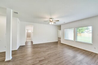 11611 Moltere Dr in Houston, TX - Foto de edificio - Building Photo