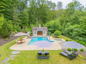 14 Daniels Hill Rd in Newtown, CT - Building Photo - Building Photo