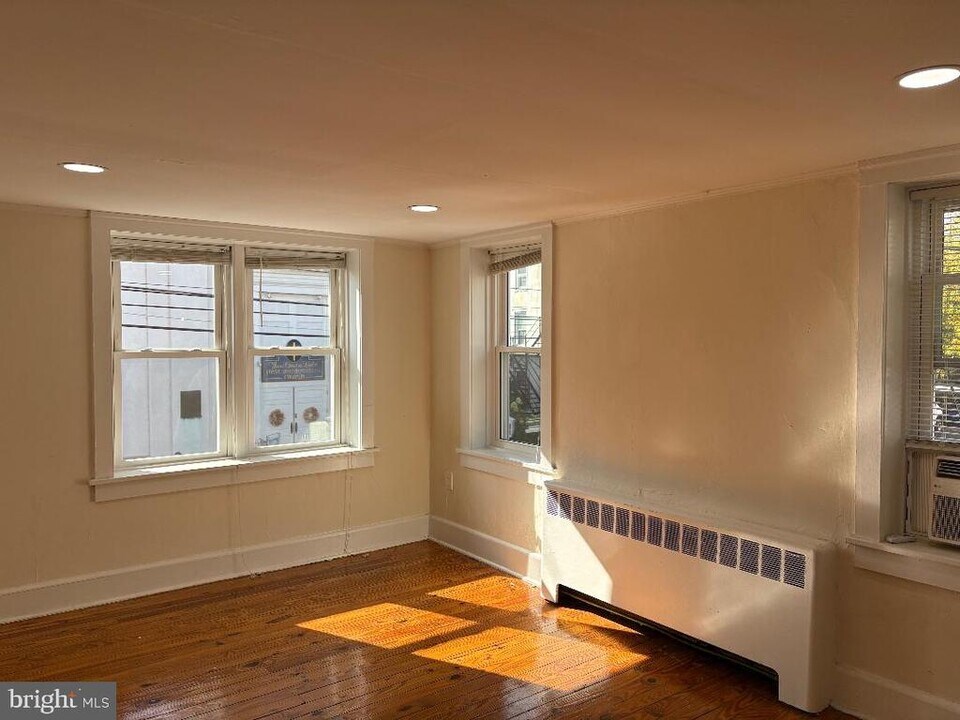 24 N Union St in Lambertville, NJ - Building Photo