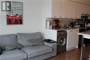 15 Singer Ct in Toronto, ON - Building Photo