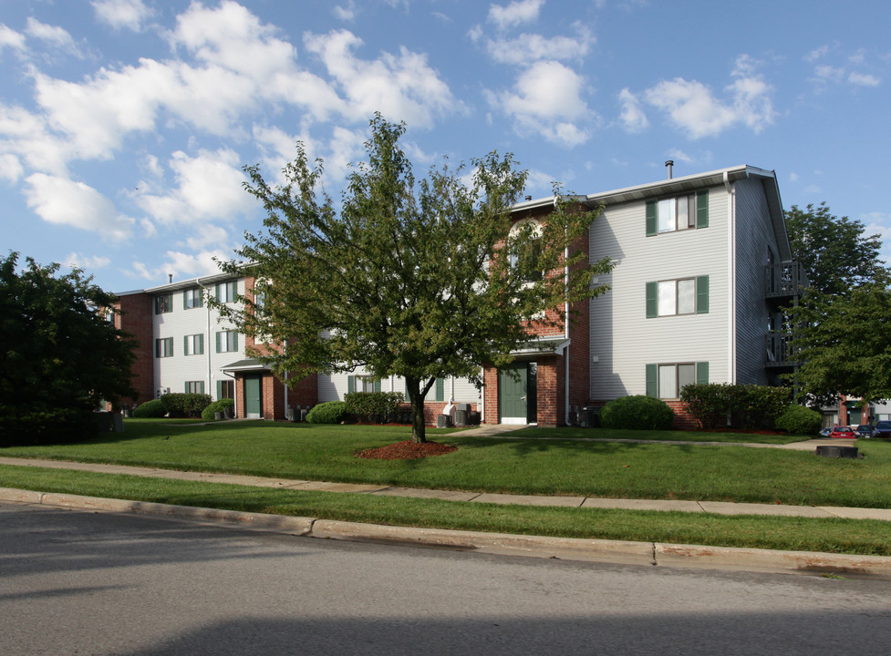 Country Wood Apartment Homes in Naperville, IL - Building Photo