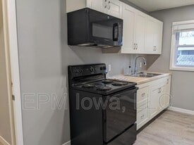 105 Ludland Dr in Manchester, IA - Building Photo